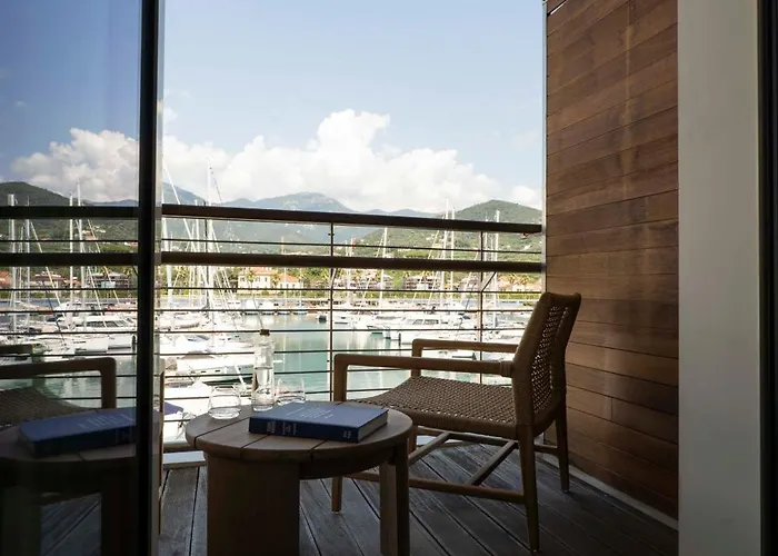 Szálloda Yacht Club Marina Di