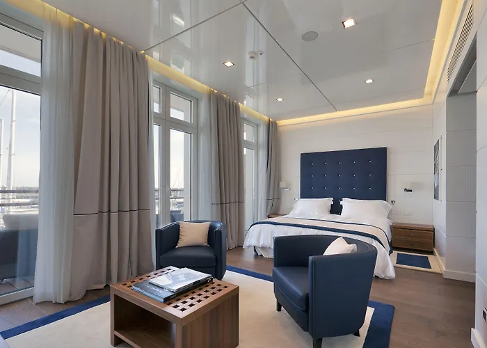 Hotel Yacht Club Marina Di 3*