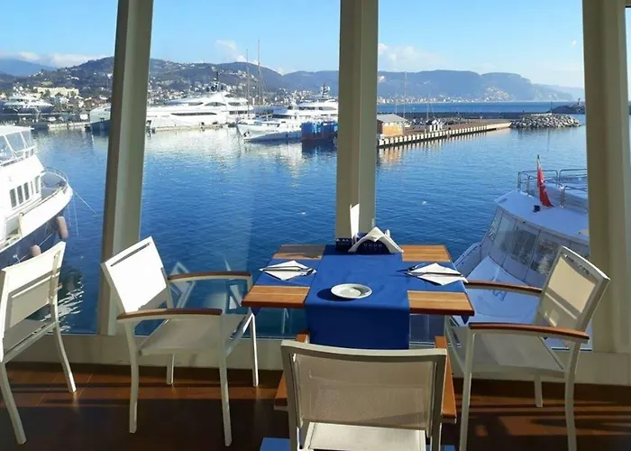 Yacht Club Marina Di Szálloda Loano