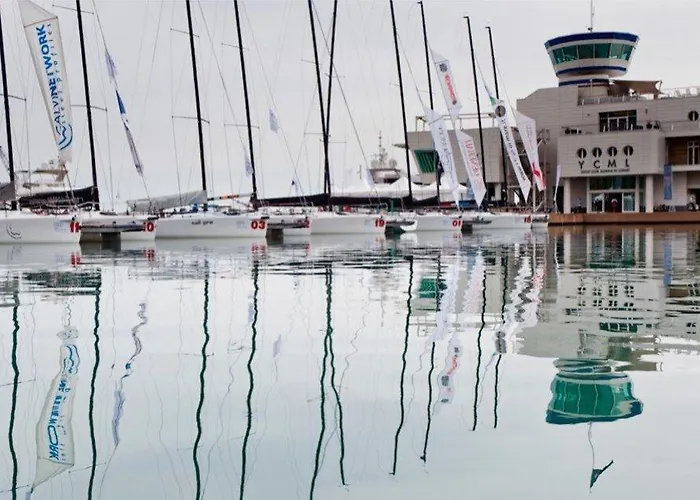 Yacht Club Marina Di Szálloda