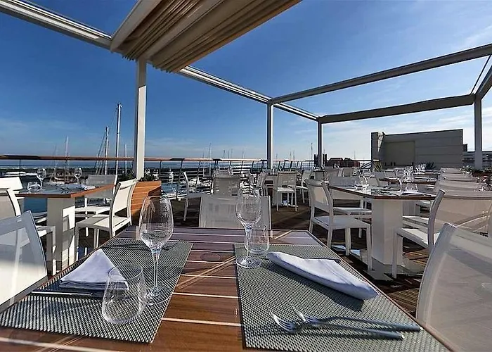 Yacht Club Marina Di Szálloda