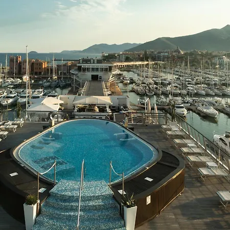 Yacht Club Marina Di Hotell