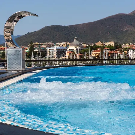 Hotel Yacht Club Marina Di 2*