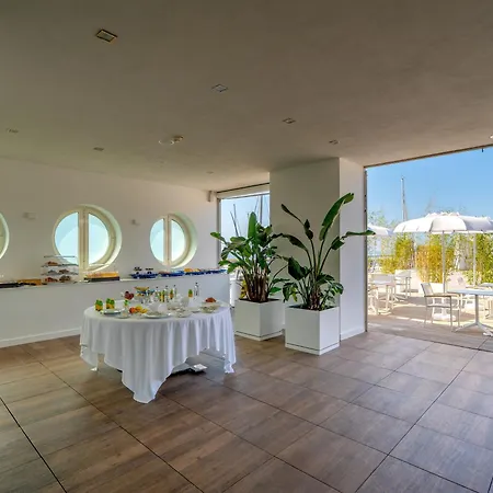 Yacht Club Marina Di | Esperienze Szálloda