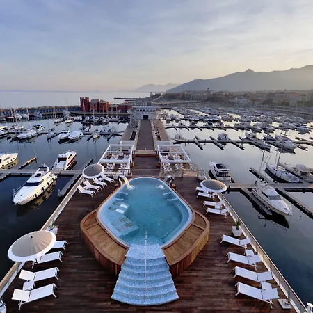 Hotell Yacht Club Marina Di