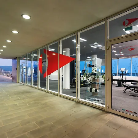 Yacht Club Marina Di | Esperienze لوانو