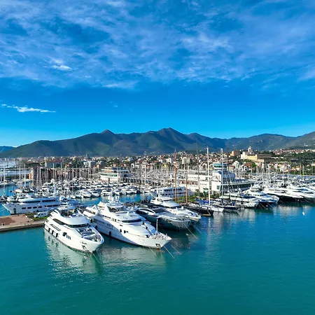 فندق Yacht Club Marina Di | Esperienze لوانو