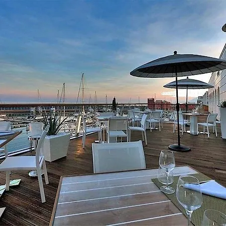 Yacht Club Marina Di | Esperienze 3*