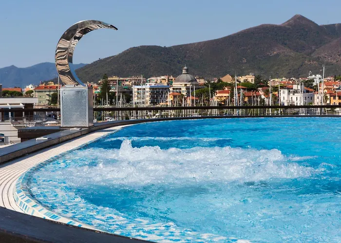 Hotel Yacht Club Marina Di 3*